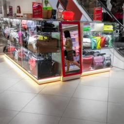 Торговый остров для продажи сумок